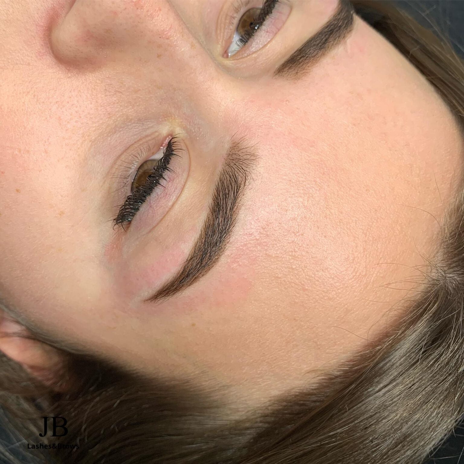 Powder henna brows