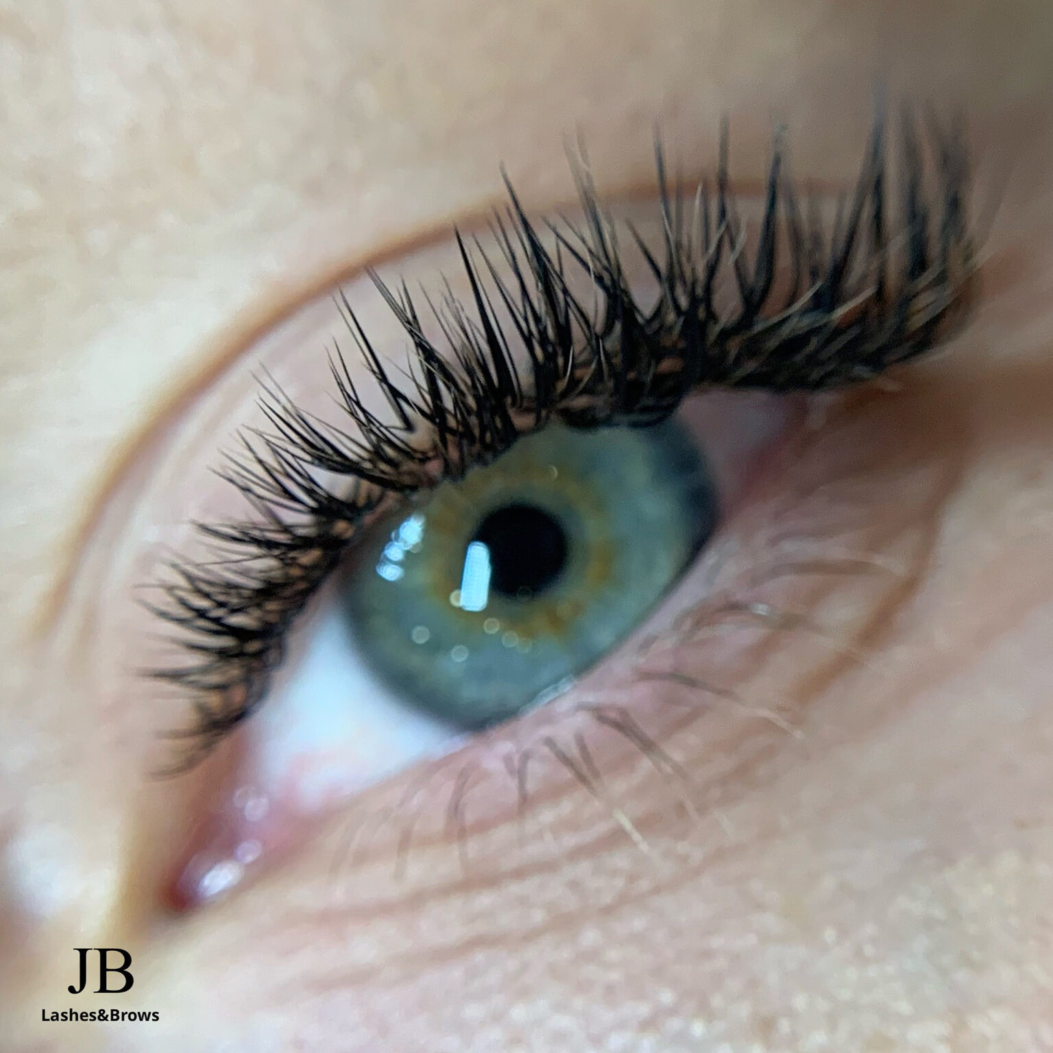 Wet lash effect